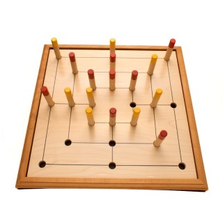 Das Spielbrett im Einsatz mit Spielfiguren und Rahmen (Beide separat erhältlich)