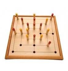 Das Spielbrett im Einsatz mit Spielfiguren und Rahmen (Beide separat erhältlich)